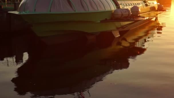 Komet Tragflügelboot im Dock bei Sonnenuntergang kippt — Stockvideo