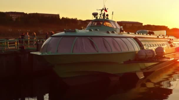 Komeet draagvleugelboot vaartuig in het basisstation op zonsondergang pan — Stockvideo