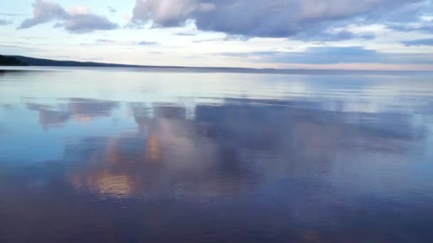 Nice evening lake and cloudy sky tilt — Stock Video