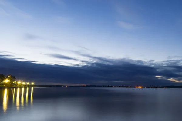 Ночной город на берегу озера — стоковое фото