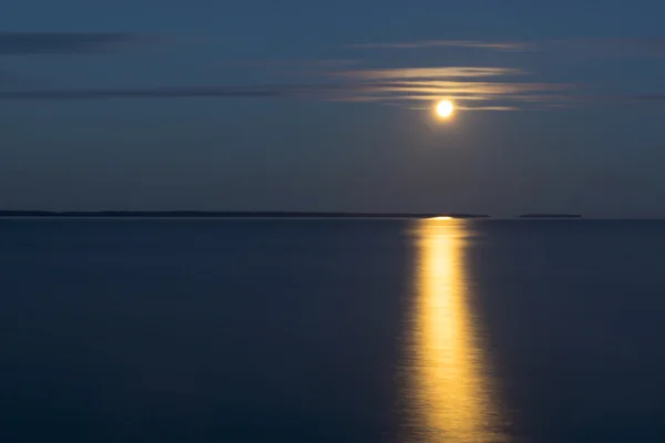 Lua paisagem sobre lago — Fotografia de Stock