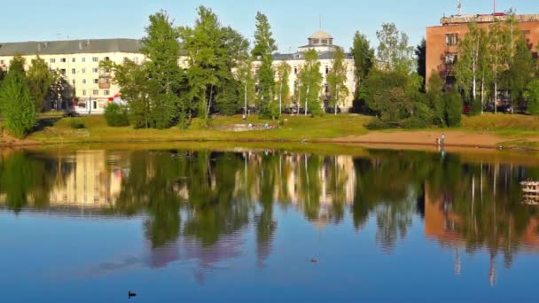 Kalme rivier stadsgezicht — Stockvideo