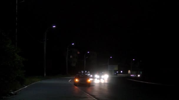 Coches en la ciudad de noche — Vídeo de stock