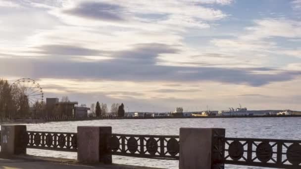 Stad poort timelapse in avond zomerdag — Stockvideo