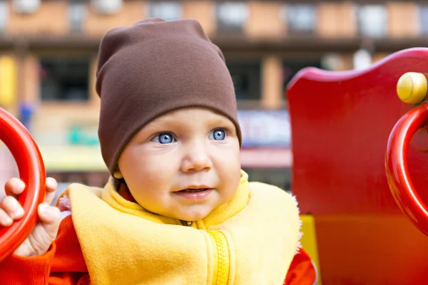 Kleine jongen portret buiten glimlachen — Stockfoto