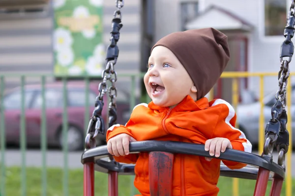 Gioioso bambino su un'altalena — Foto Stock