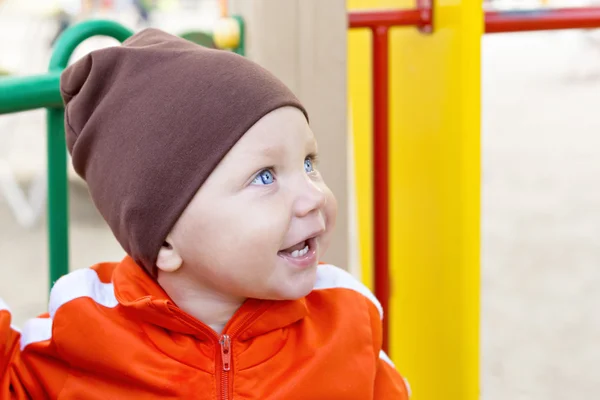 Één jaar jongen glimlachend portret buiten — Stockfoto