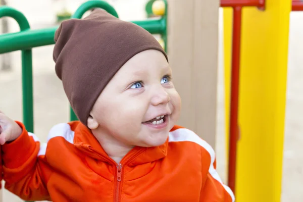 Liten pojke leende stående utanför — Stockfoto