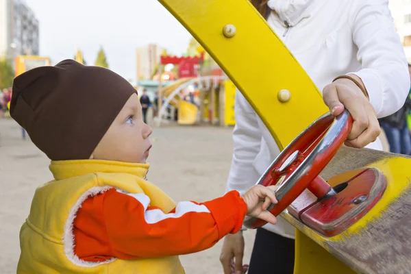 De kleine jongen een jaar in speelgoedauto — Stockfoto