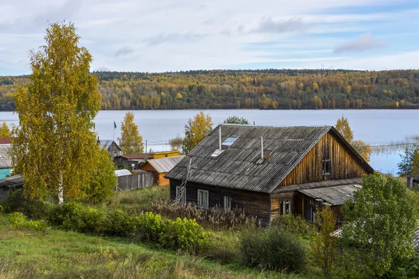 Gamla bonden hus på stranden vid skogstjärn — Stockfoto