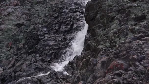 Gunung berapi Hirvas dan sungai jatuh — Stok Video