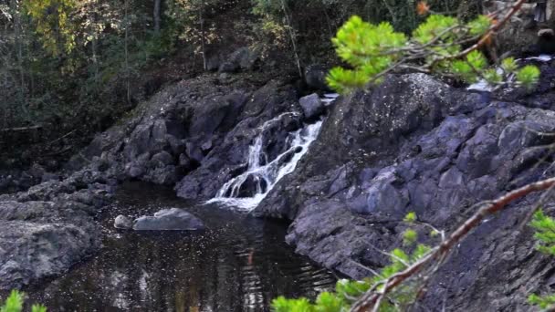 Cachoeira seca nas encostas de um antigo vulcão — Vídeo de Stock