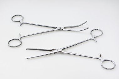 Tıbbi hemostat ve Kocher'ın forseps