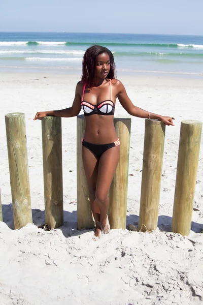 Sexy africana hembra en la playa — Foto de Stock