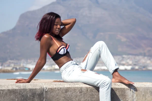 Wunderschöne Afrikanerin in Jeans und Bikini am Strand — Stockfoto