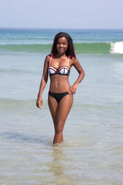 Afrikaanse Bikini Model op het strand — Stockfoto
