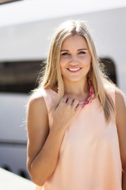 Kameraya gülümsüyor