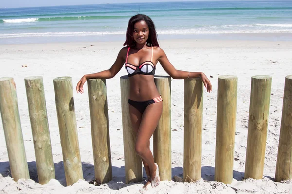 Sexy africano femmina su il spiaggia — Foto Stock