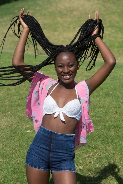 Comedy: Dom beeld van een Afrikaanse meisje opheffing van haar vlechten — Stockfoto