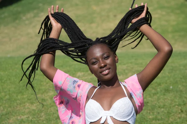 Comédia: Imagem tola de uma menina africana levantando suas tranças — Fotografia de Stock