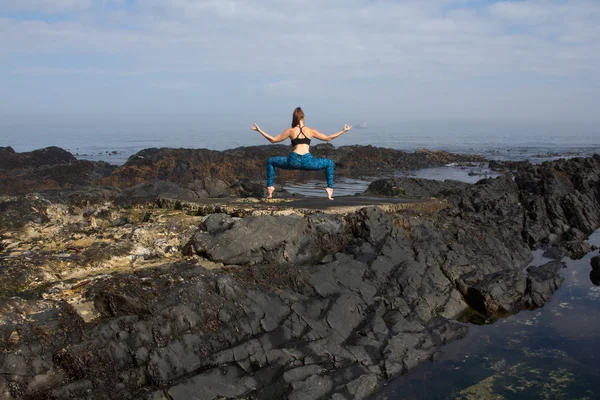 Strike en yogaställning — Stockfoto