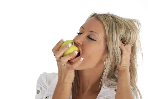 Perempuan makan apel dalam kesenangan — Stok Foto