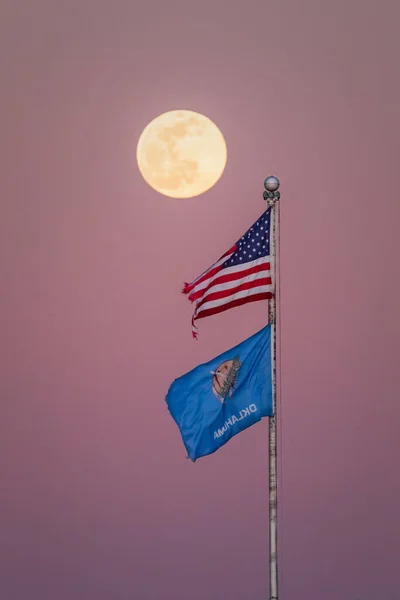 Een Prachtige Volle Maan Opkomen Amerikaanse Oklahoma Vlag Als Zon Rechtenvrije Stockfoto's