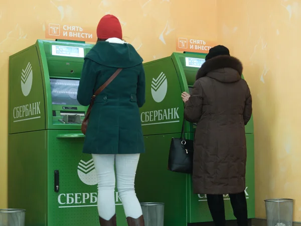 İnsanlar farklı nesillerin Sberbank ATM hizmetlerini kullanmak