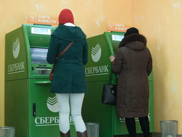 Lidé různých generací, využít služeb bankomatu Sberbank Royalty Free Stock Obrázky