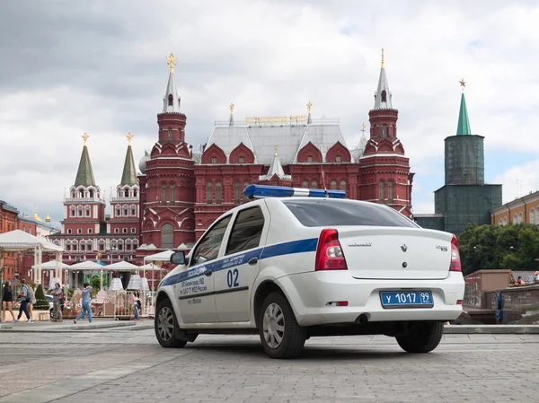 Coche de policía en la plaza Manezh, frente al Museo Histórico y el Kremlin — Foto de Stock