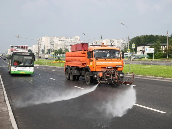 Riego de la máquina durante calor extremo —  Fotos de Stock