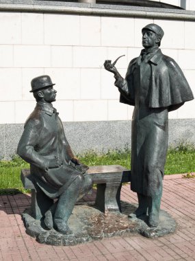 Sherlock Holmes ve Dr.Watson İngiliz Büyükelçiliği yakınında anıt.
