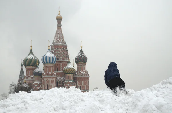 St. Catedral de Basilio en la plaza roja de Moscú cubierta de nieve a las cúpulas — Foto de Stock