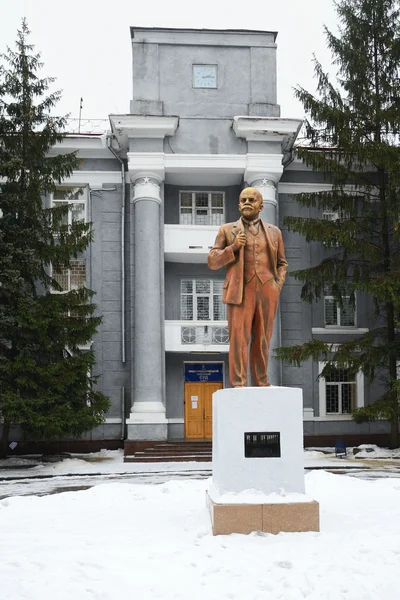 Das Denkmal Lenin im Regen Charkows — Stockfoto