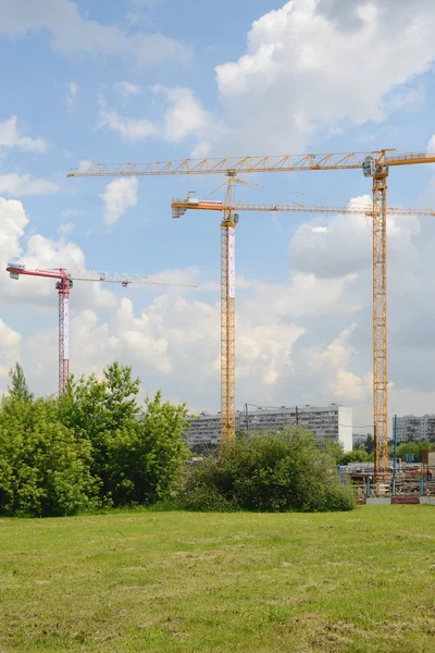 Trzech wieża żurawi na budowie — Zdjęcie stockowe