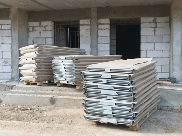 Pencere paketleri bir inşaat sahasında