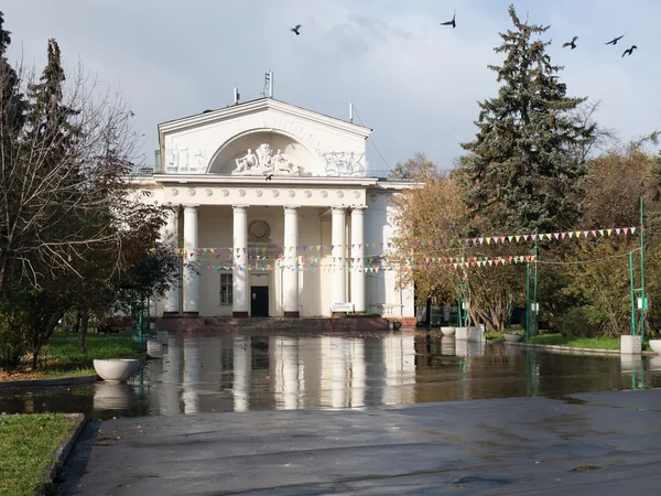 El Palacio de la Cultura de los Constructores en la zona Izmailovo — Foto de Stock