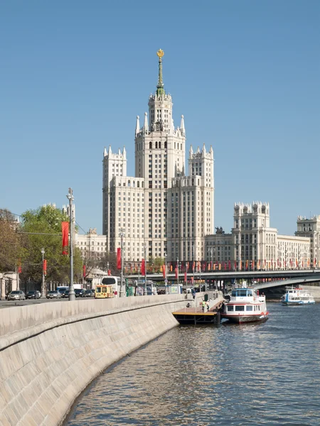 Stalin skyskrapa på Kotelnicheskaya vallen — Stockfoto