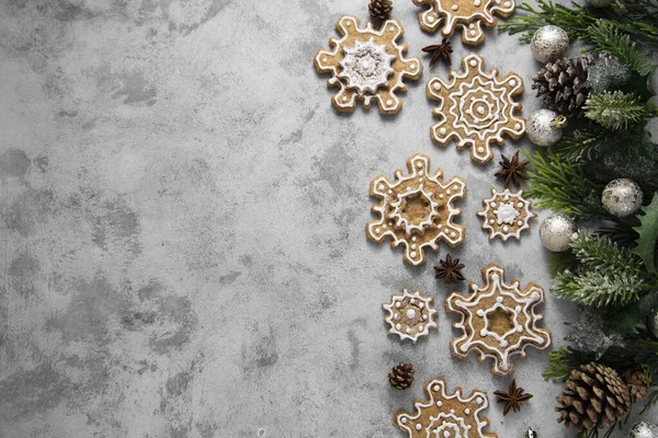 Biscoitos de gengibre, flocos de neve em forma de gelo, ramo de abeto. Abstrato comida de Natal, biscoitos. Espaço de cópia. — Fotografia de Stock