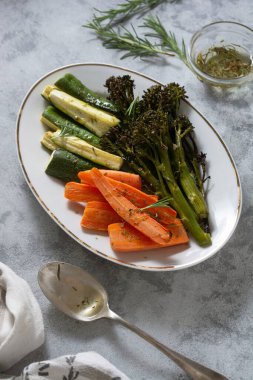 Kızarmış sebze, brokoli, havuç, kabak. Sağlıklı yemek, sağlıklı beslenme.