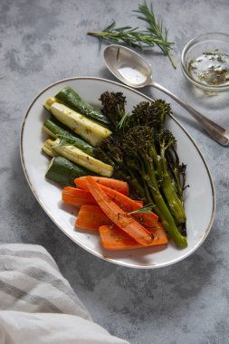 Kızarmış sebze, brokoli, havuç, kabak. Sağlıklı yemek, sağlıklı beslenme.