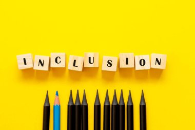 Ahşap küpler ve sarı arka plan kalemleriyle ilgili içerik kavramı