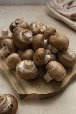 Şampiyonlar pişmemiş, mantar çorbası için malzemeler pişiriyorlar, yaşam tarzı.