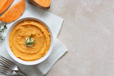 Patates püresi, patates püresi tereyağlı ve otlu kase..