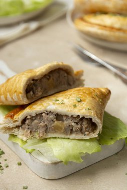 Kıymalı börek ya da kıymalı börek. Hamur yemeği..