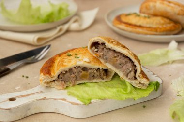 Kıymalı börek ya da kıymalı börek. Hamur yemeği..