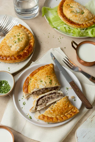 Kıymalı börek ya da kıymalı börek. Hamur yemeği..