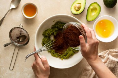 Avokado sağlıklı çikolatalı brownie glüten ve şekersiz. Adım adım tarif et. Evde sağlıklı tatlı pişirmek. Üst görünüm.