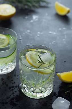 Limonlu detoks içeceği, taze salatalık ve bal. Yaz soğuğu, ferahlatıcı kokteyl içeceği. Karanlık arkaplan