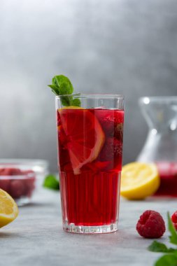 Limon, nane ve böğürtlenli soğuk meyve suyu. Ev yapımı kokteyl.